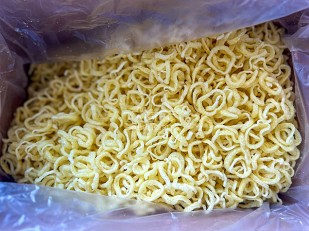 Мучные полоски ОРАНЖЕВЫЕ со вкусом говядины 76 гр: Луковые кольца 