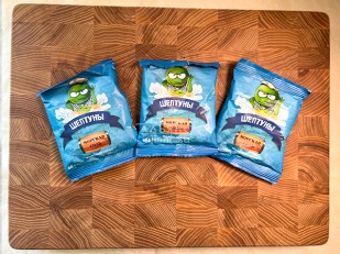 Мучные полоски ОРАНЖЕВЫЕ со вкусом говядины 76 гр: Горох жареный со вкусом СОЛЁНЫЙ 